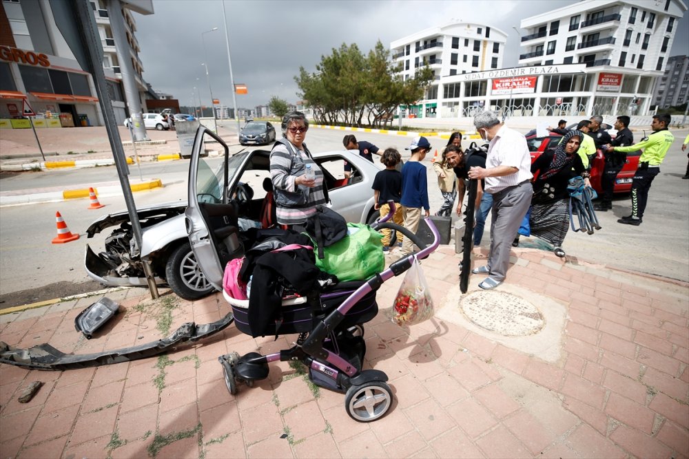 Antalya'da Çarpışan İki Otomobildeki 7 Kişi Yaralandı