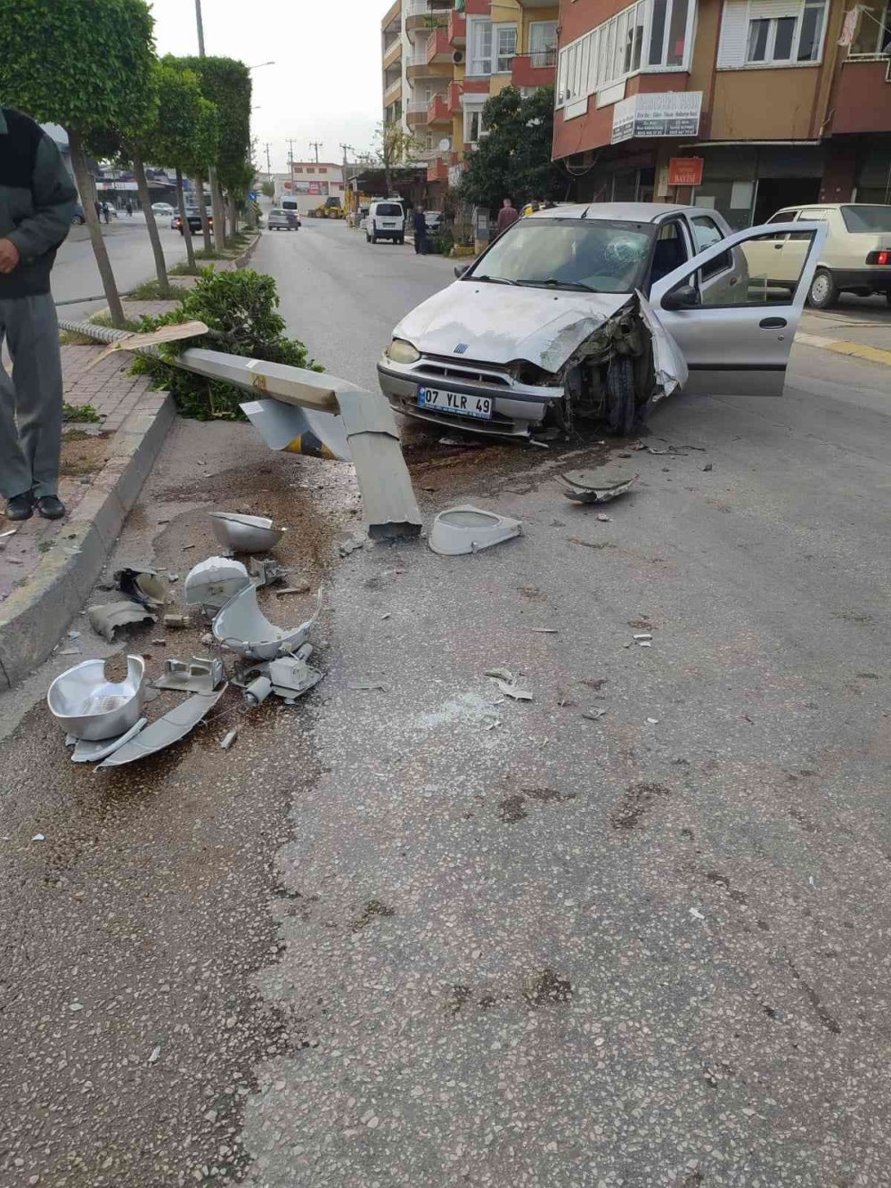 Aydınlatma Direğine Çarpan Otomobilin Sürücüsü Yaralandı