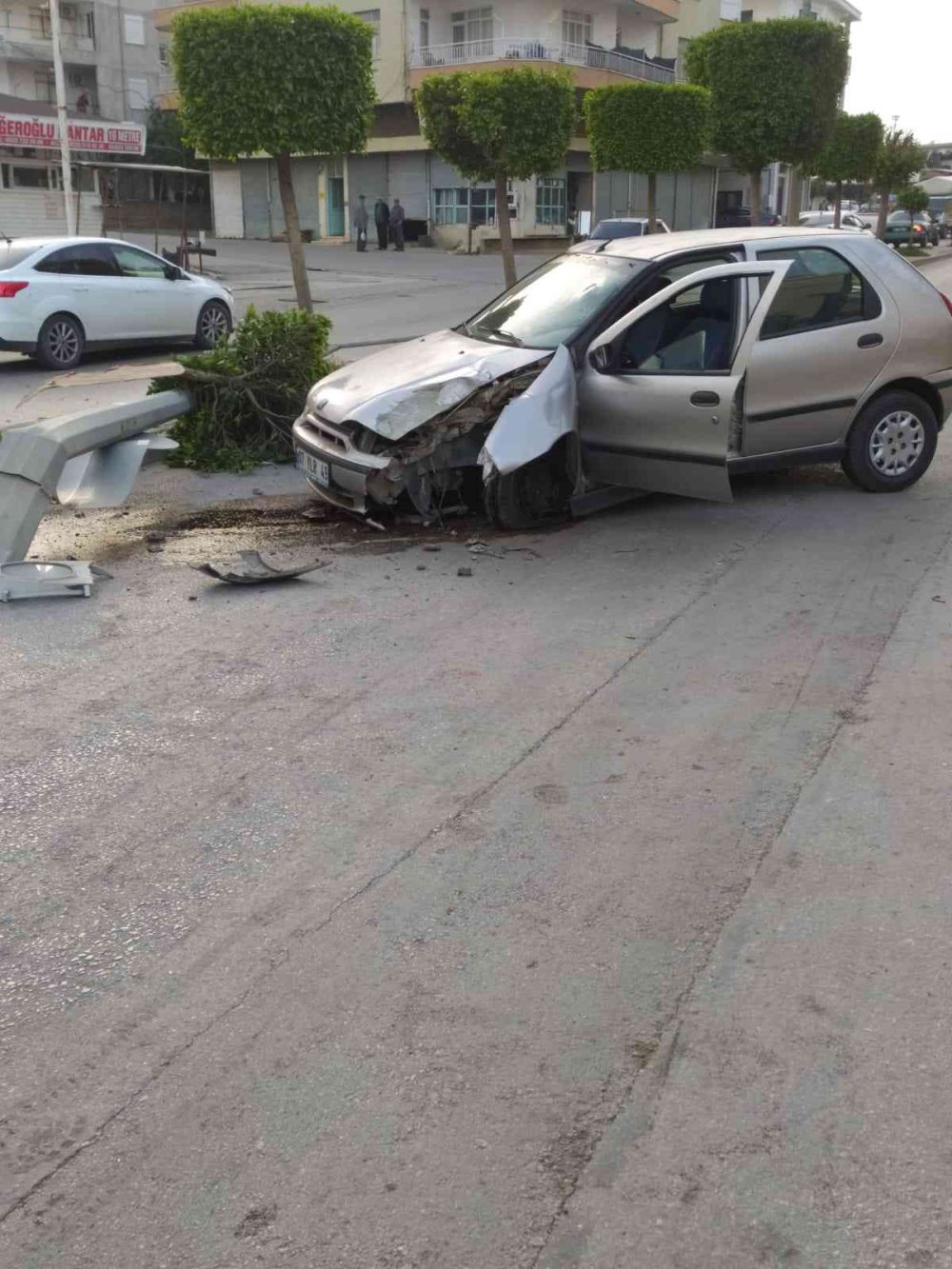 Aydınlatma Direğine Çarpan Otomobilin Sürücüsü Yaralandı