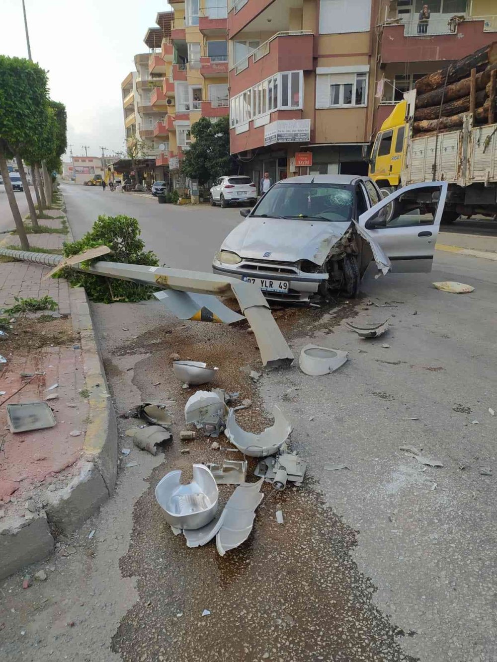 Aydınlatma Direğine Çarpan Otomobilin Sürücüsü Yaralandı