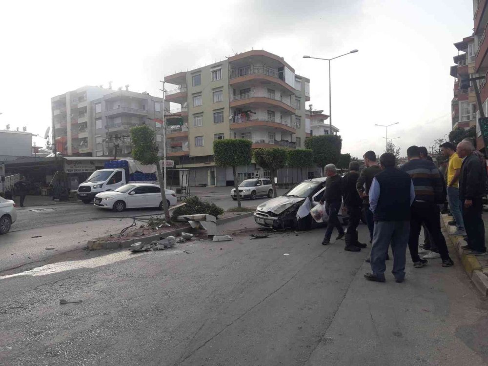 Aydınlatma Direğine Çarpan Otomobilin Sürücüsü Yaralandı