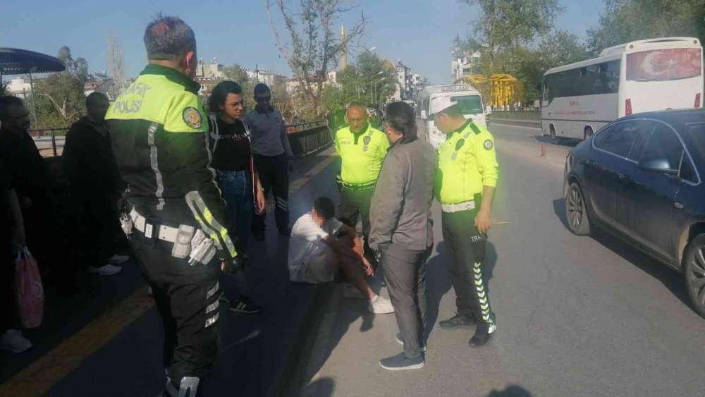 Dur İhtirana Uymayıp Ters Yönde Kaçarken Yayaya Çarptı: 2 Yaralı