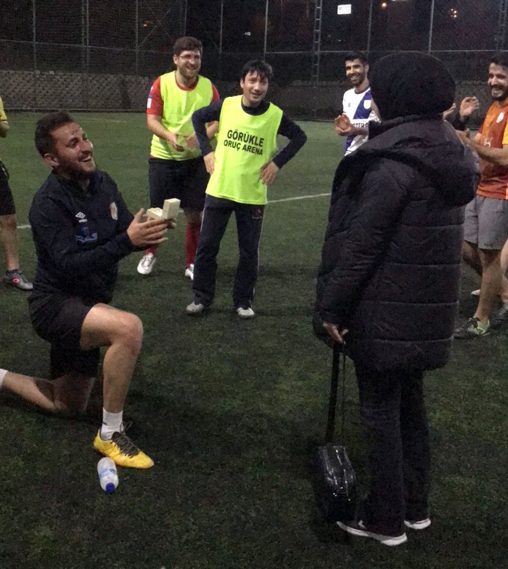 Futbolcunun Teklifi de Böyle Olur