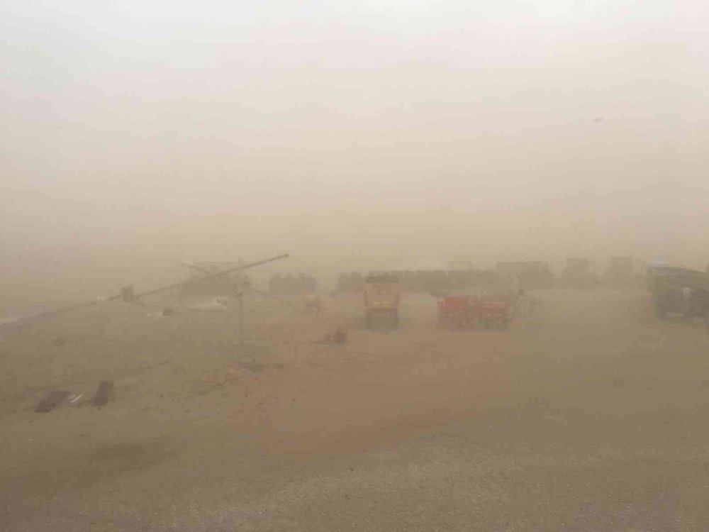 Karaman ve Ereğli'de Rüzgar Kum Parçalarını Savurdu