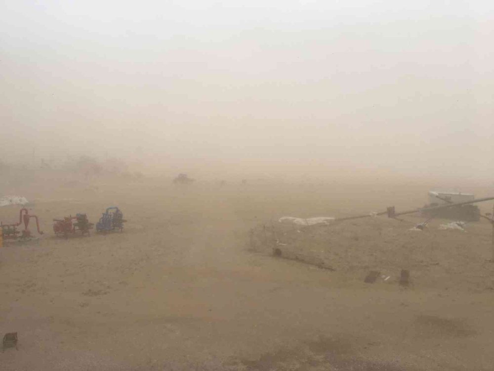 Karaman ve Ereğli'de Rüzgar Kum Parçalarını Savurdu