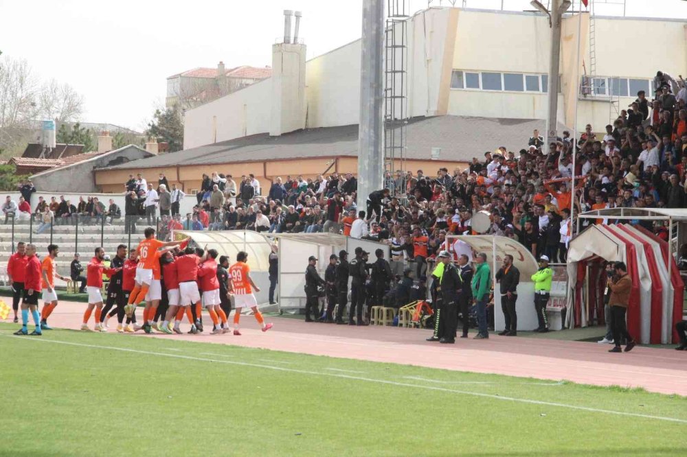 Karaman'da Tribün Savaş Alanına Döndü