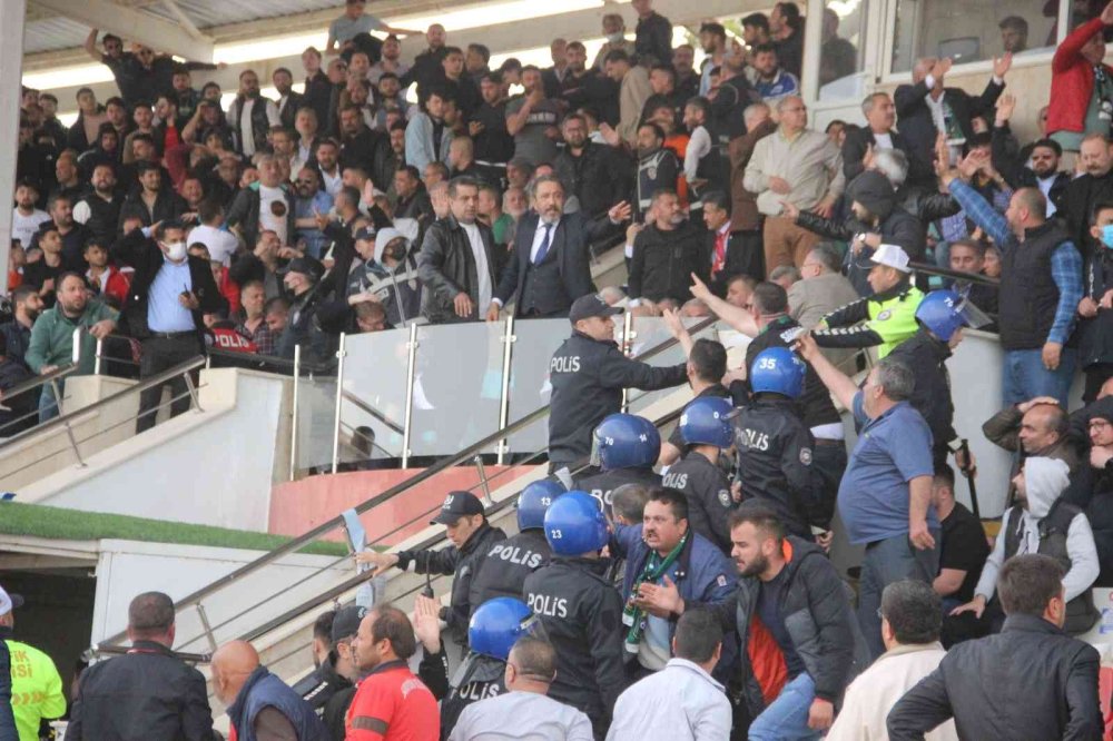 Karaman'da Tribün Savaş Alanına Döndü