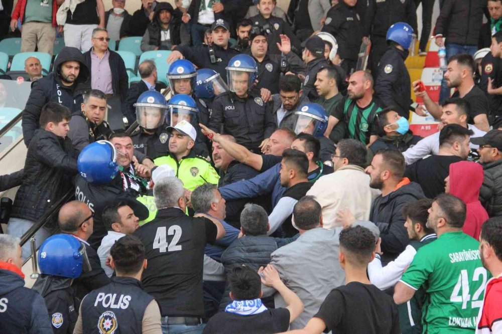 Karaman'da Tribün Savaş Alanına Döndü