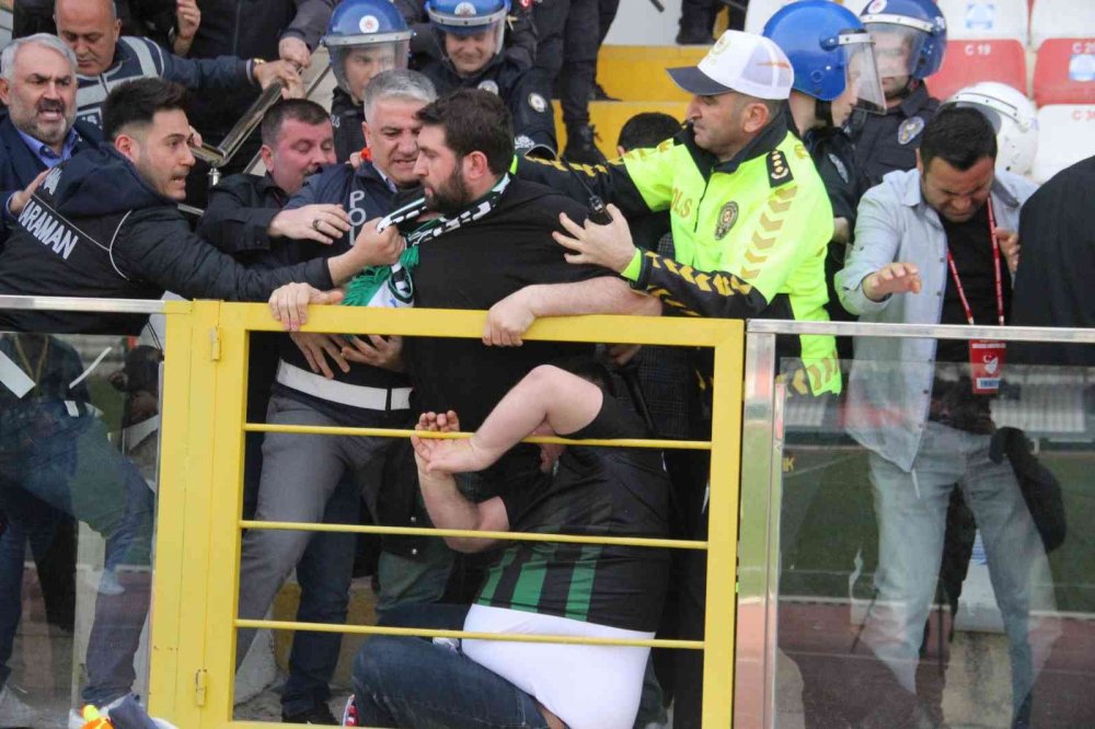 Karaman'da Tribün Savaş Alanına Döndü