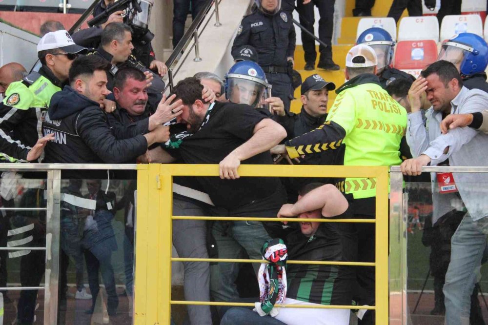 Karaman'da Tribün Savaş Alanına Döndü