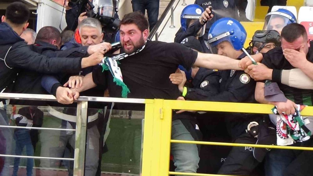 Karaman'da Tribün Savaş Alanına Döndü