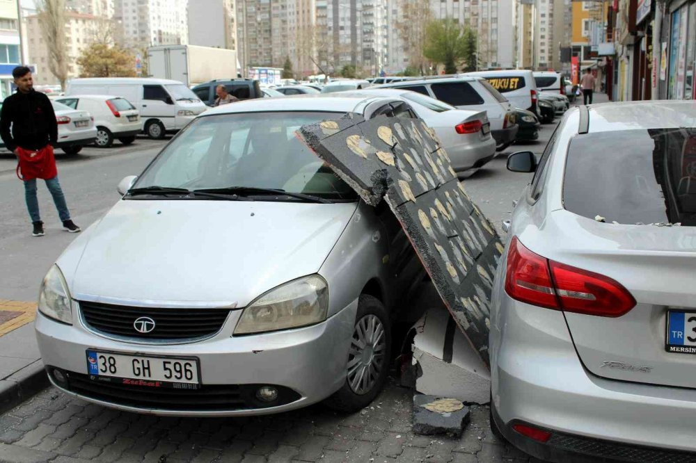 Kayseri'de Kopan Parçalar Araçlara Zarar Verdi