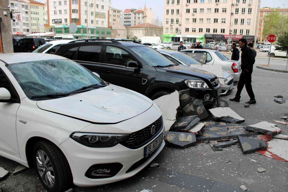 Kayseri'de Kopan Parçalar Araçlara Zarar Verdi