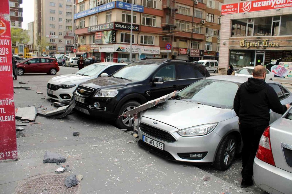 Kayseri'de Kopan Parçalar Araçlara Zarar Verdi