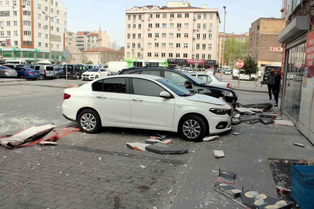 Kayseri'de Kopan Parçalar Araçlara Zarar Verdi