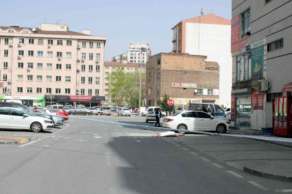 Kayseri'de Kopan Parçalar Araçlara Zarar Verdi