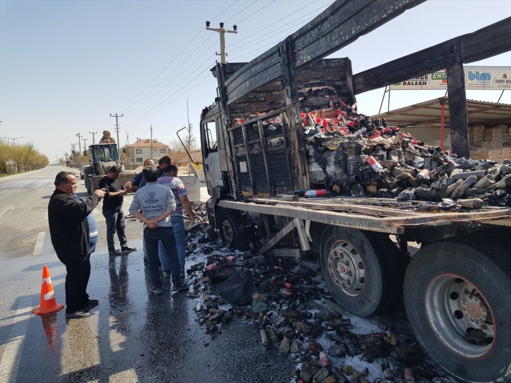 Konya'da Seyir Halindeyken Alev Alan Yanıcı Madde Yüklü Kamyon Yandı