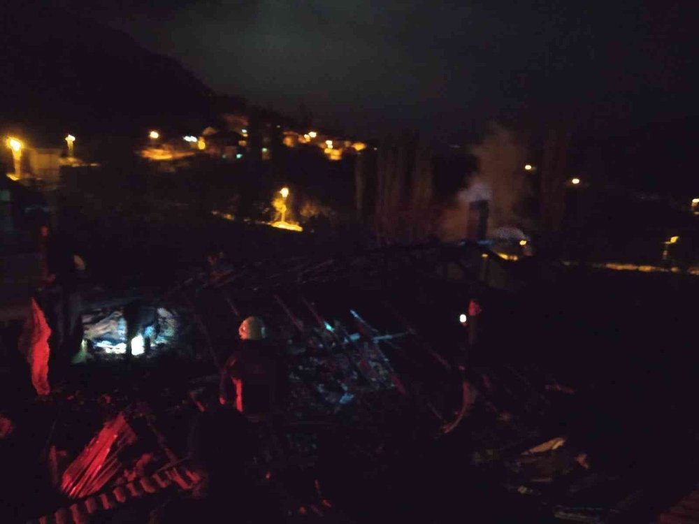 Ermenek'te Yanan Ev Kullanılmaz Hale Geldi