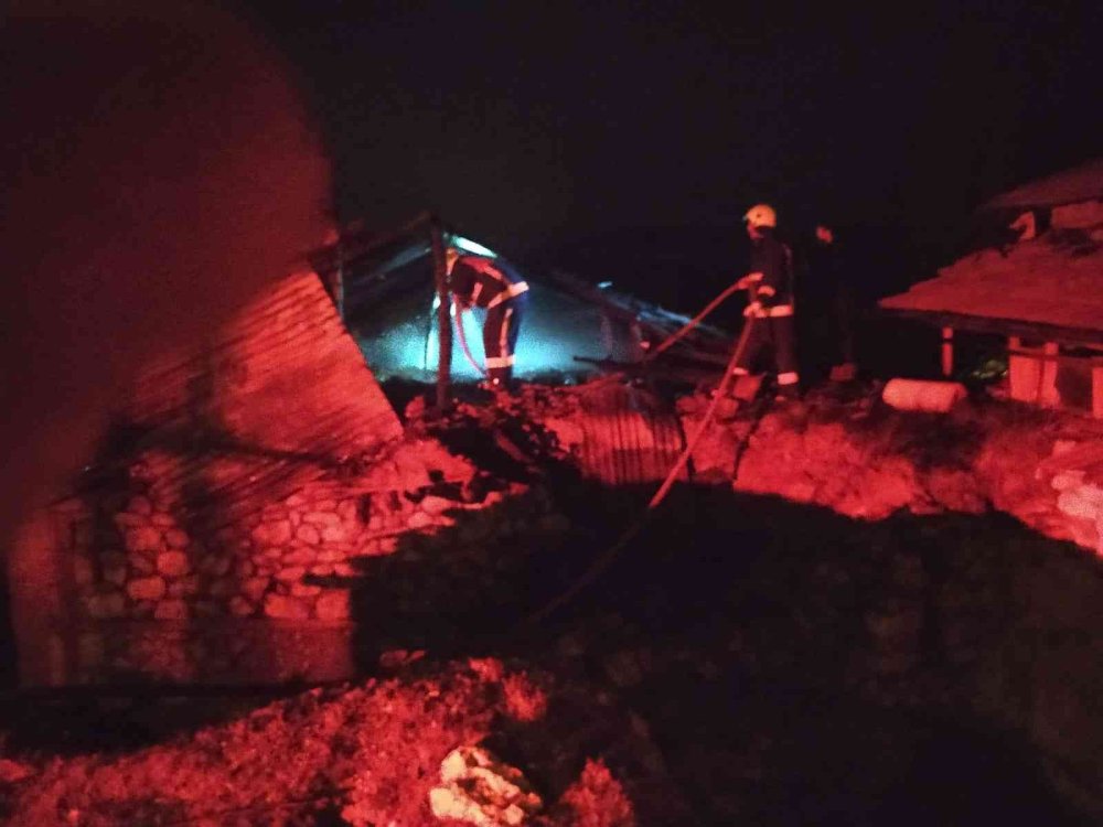 Ermenek'te Yanan Ev Kullanılmaz Hale Geldi