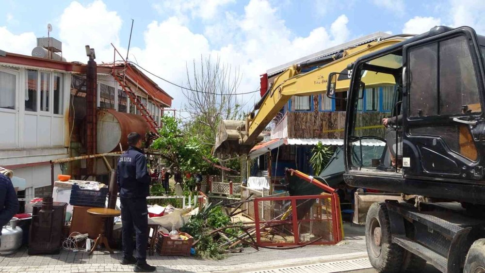 Turizm Bölgesinde Sit Alanında Bulunan Otel Belediye Tarafından Yıkıldı