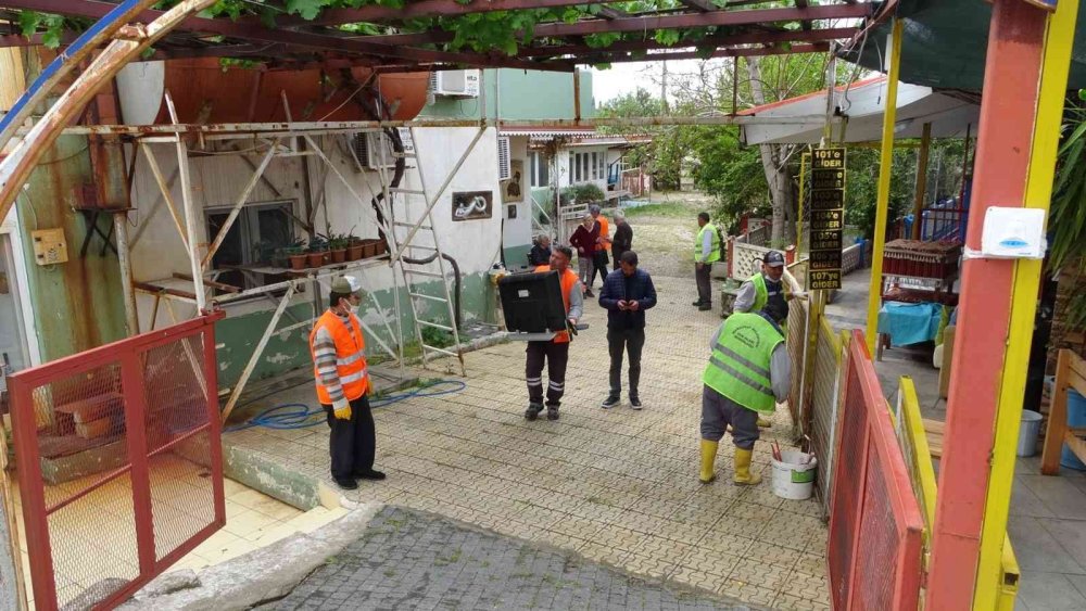 Turizm Bölgesinde Sit Alanında Bulunan Otel Belediye Tarafından Yıkıldı