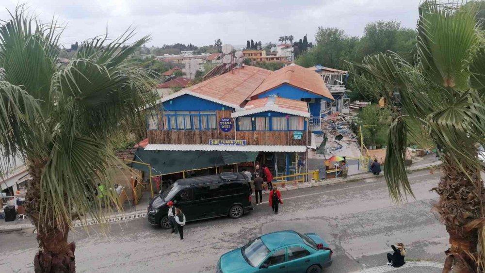 Turizm Bölgesinde Sit Alanında Bulunan Otel Belediye Tarafından Yıkıldı