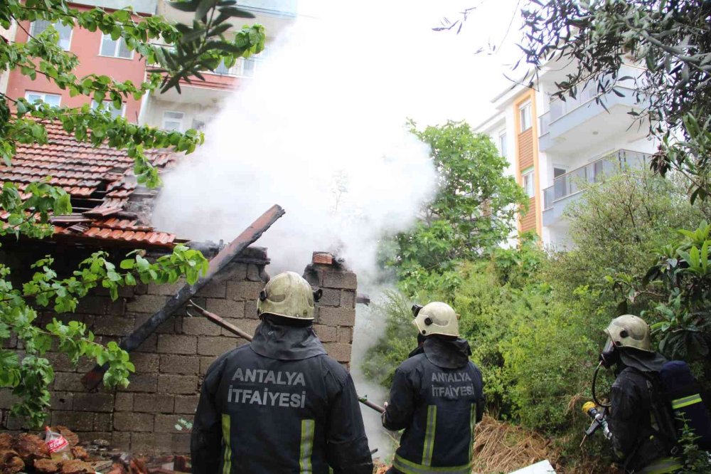 Antalya'da Hırsızlar Soydukları Evi Ateşe Verdiler
