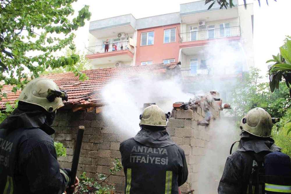 Antalya'da Hırsızlar Soydukları Evi Ateşe Verdiler