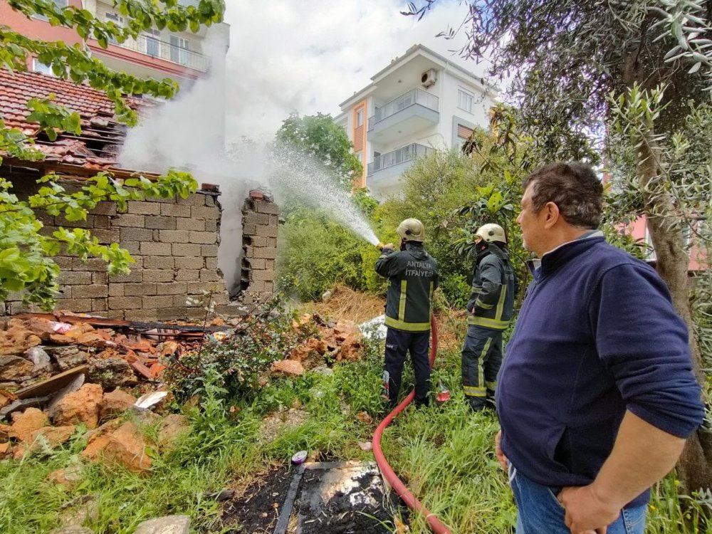 Antalya'da Hırsızlar Soydukları Evi Ateşe Verdiler