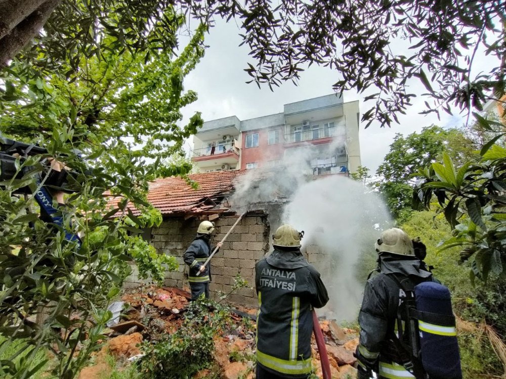 Antalya'da Hırsızlar Soydukları Evi Ateşe Verdiler