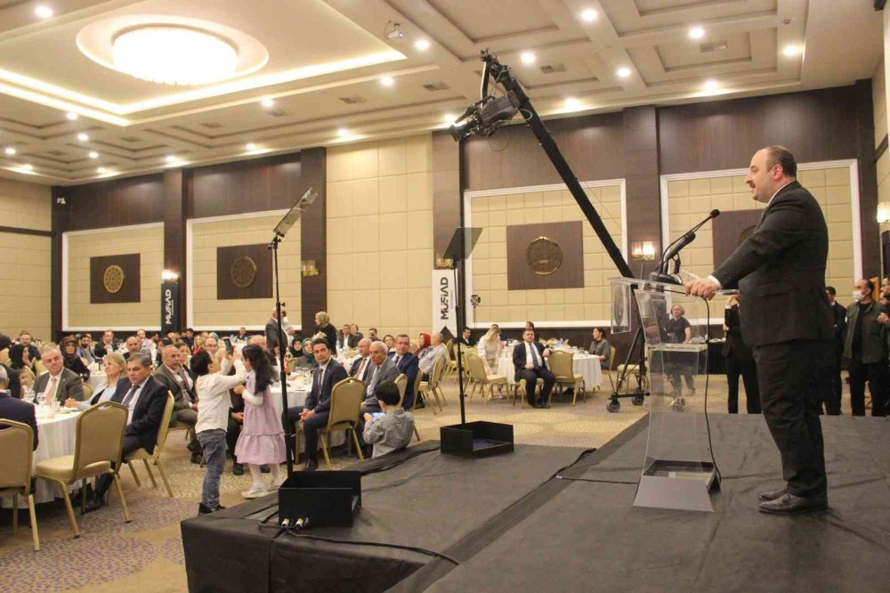 Bakan Varank: “12 Aylık İhracat Rakamımız 235 Milyar Doların Üzerine Çıktı”