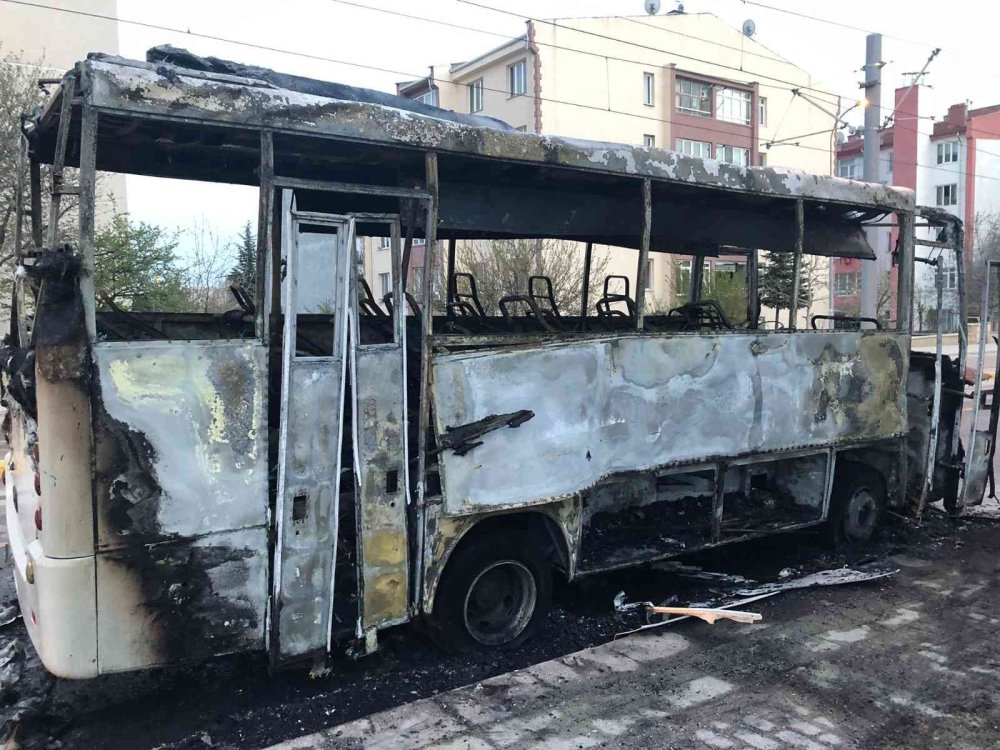 İşçi Taşıyan  Seyir Halindeki Minibüs Alev Alev Yandı