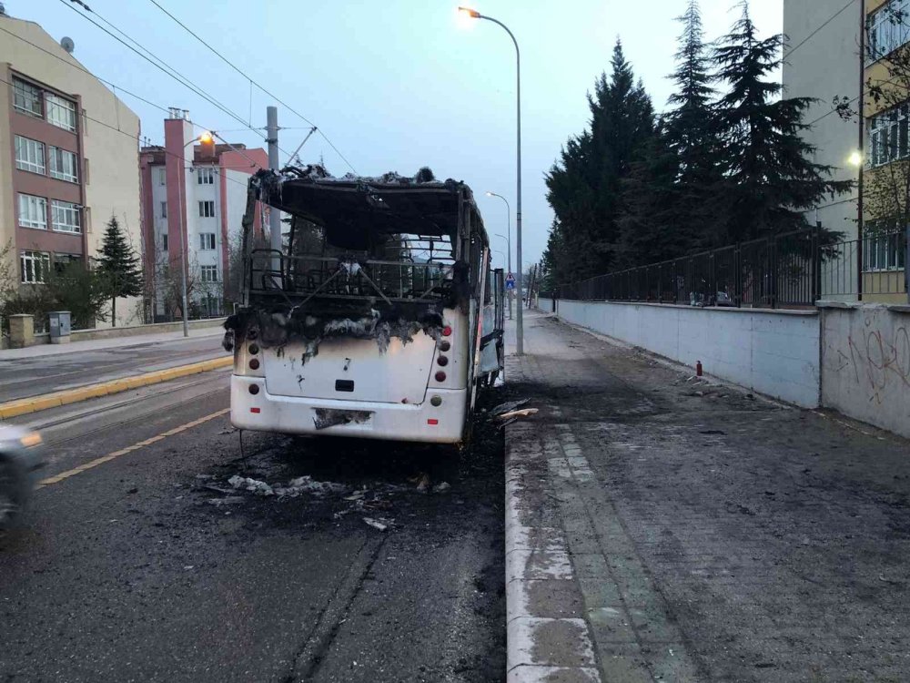 İşçi Taşıyan  Seyir Halindeki Minibüs Alev Alev Yandı