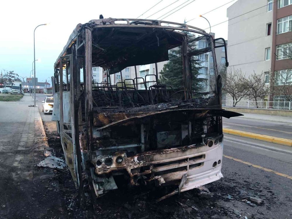 İşçi Taşıyan  Seyir Halindeki Minibüs Alev Alev Yandı