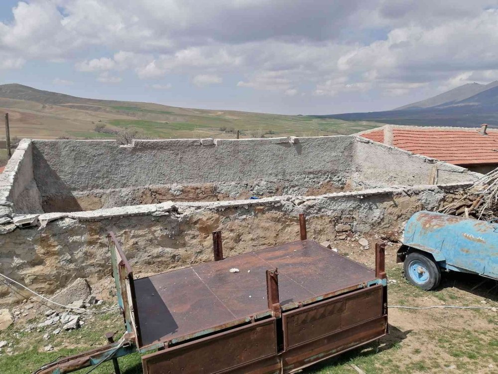 Aksaray'da Fırtına Çatıyı Uçurdu