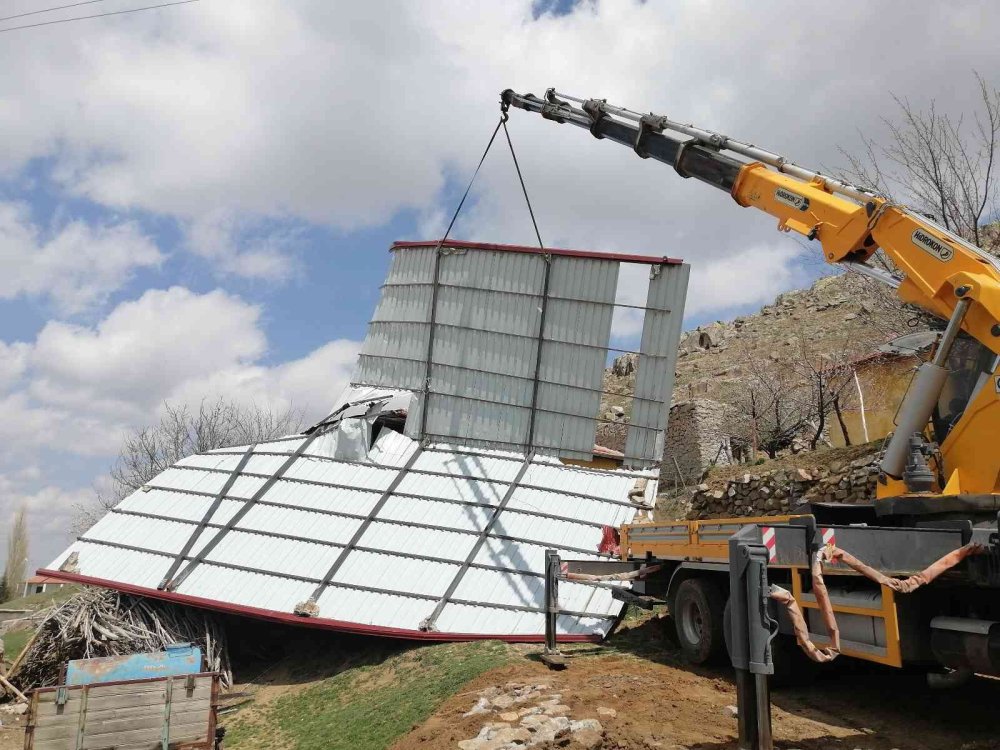 Aksaray'da Fırtına Çatıyı Uçurdu