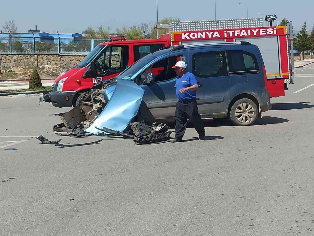 Konya’da Hafif Ticari Araç İle Otomobil Çarpıştı: 1 Yaralı