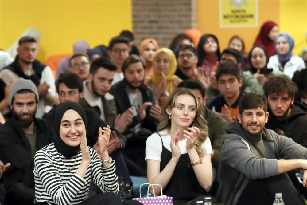 Güneş Sistemini Tartışan Öğrenciler Azerbaycan Yolcusu