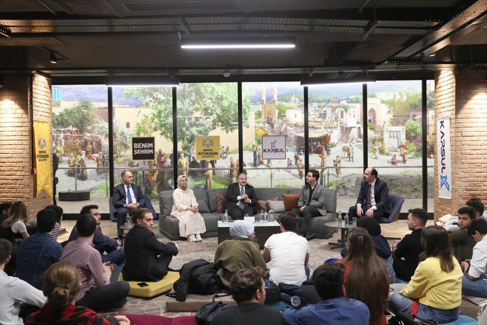 Güneş Sistemini Tartışan Öğrenciler Azerbaycan Yolcusu