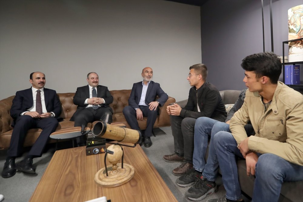 Güneş Sistemini Tartışan Öğrenciler Azerbaycan Yolcusu