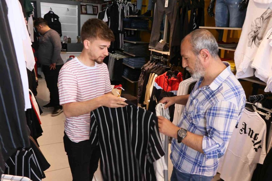 Giyim Mağazalarında Bayram Hareketliliği Başladı