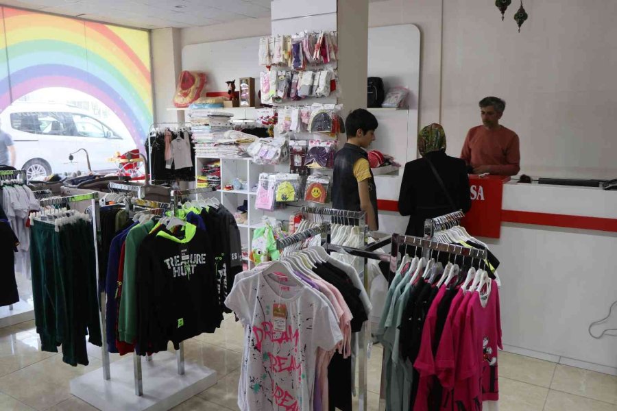 Giyim Mağazalarında Bayram Hareketliliği Başladı