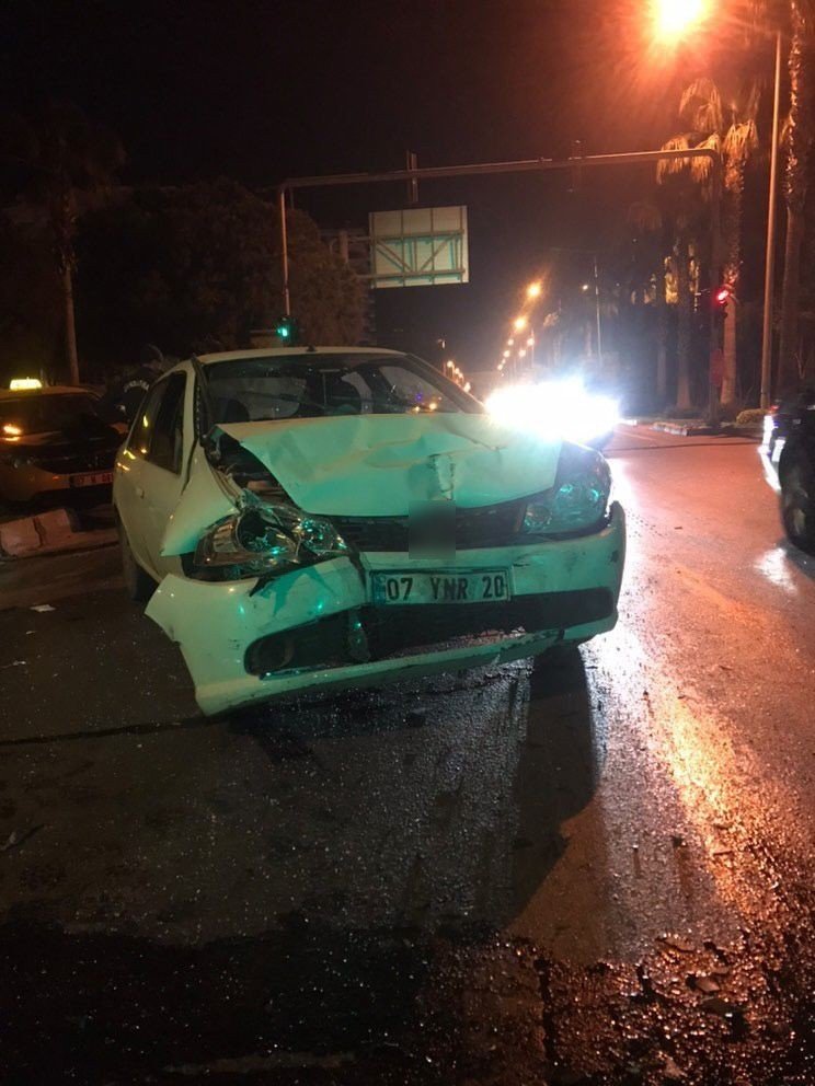 Kırmızı Işıkta Geçen Ticari Taksinin İran Uyruklu Yolcusu Hayatını Kaybetti