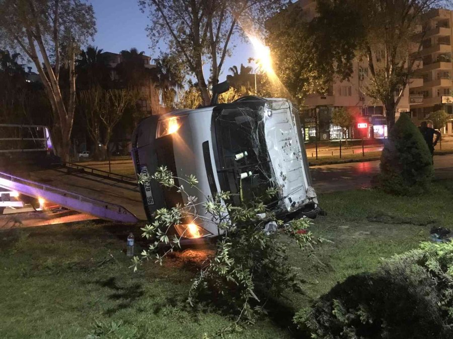 Kontrolden Çıkan Kamyonet Takla Attı: 4 Yaralı