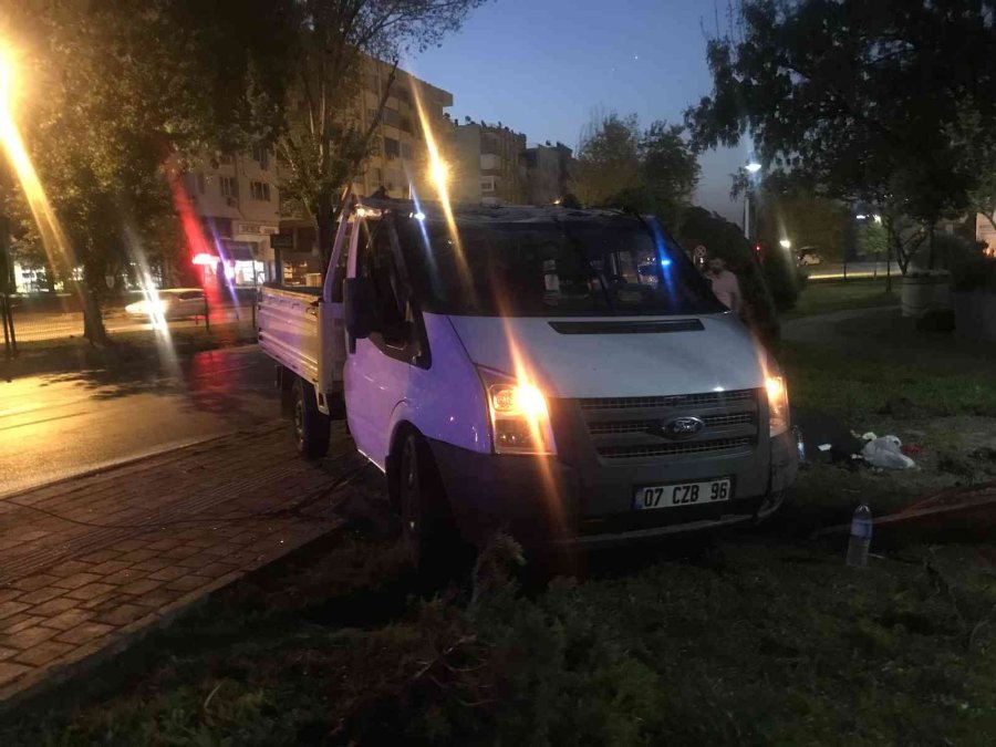 Kontrolden Çıkan Kamyonet Takla Attı: 4 Yaralı