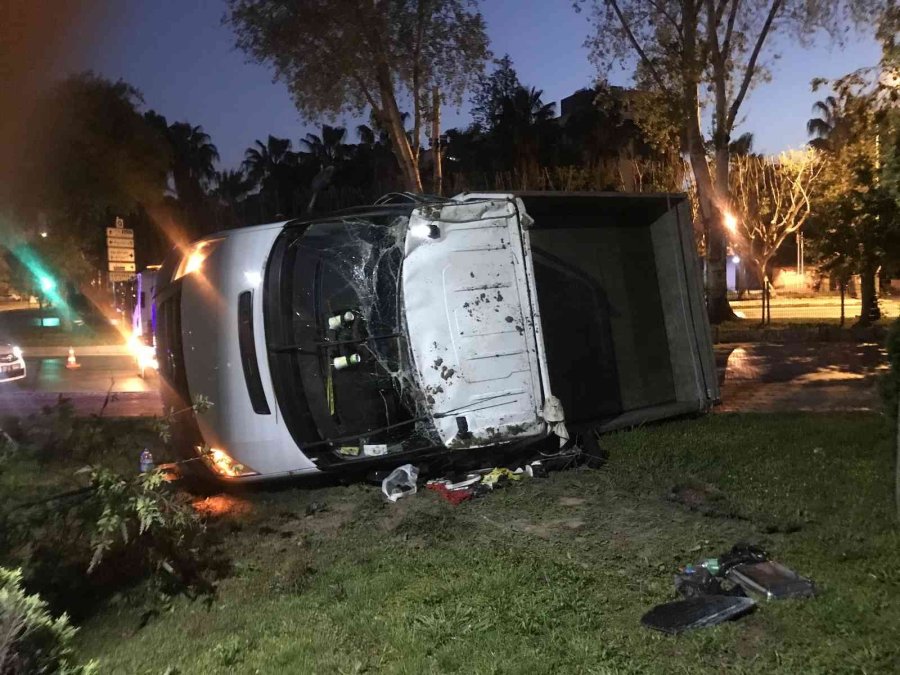 Kontrolden Çıkan Kamyonet Takla Attı: 4 Yaralı