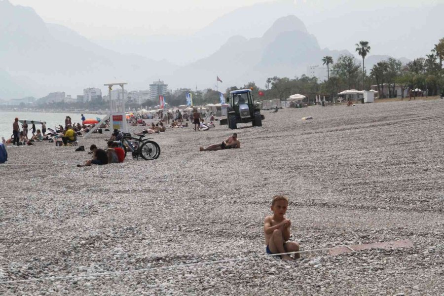 Dünyaca Ünlü Sahil, Traktörlerle Tarla Gibi Sürülüp Sezona Hazırlanıyor