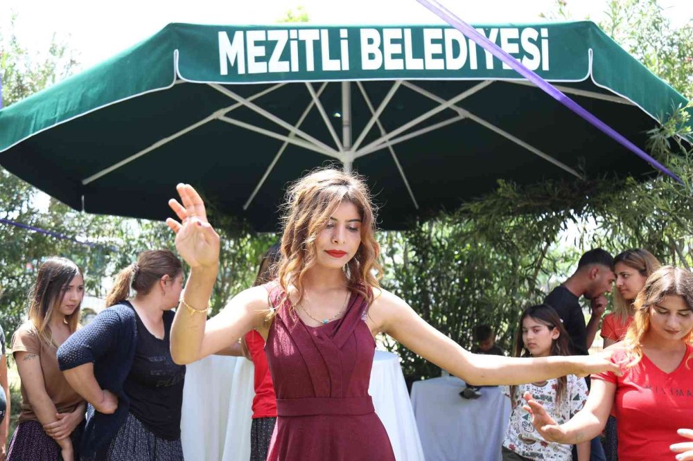 Başkan Tarhan, Toplu Nikah Töreninde 11 Çiftin Nikahını Kıydı