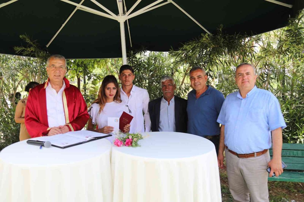 Başkan Tarhan, Toplu Nikah Töreninde 11 Çiftin Nikahını Kıydı