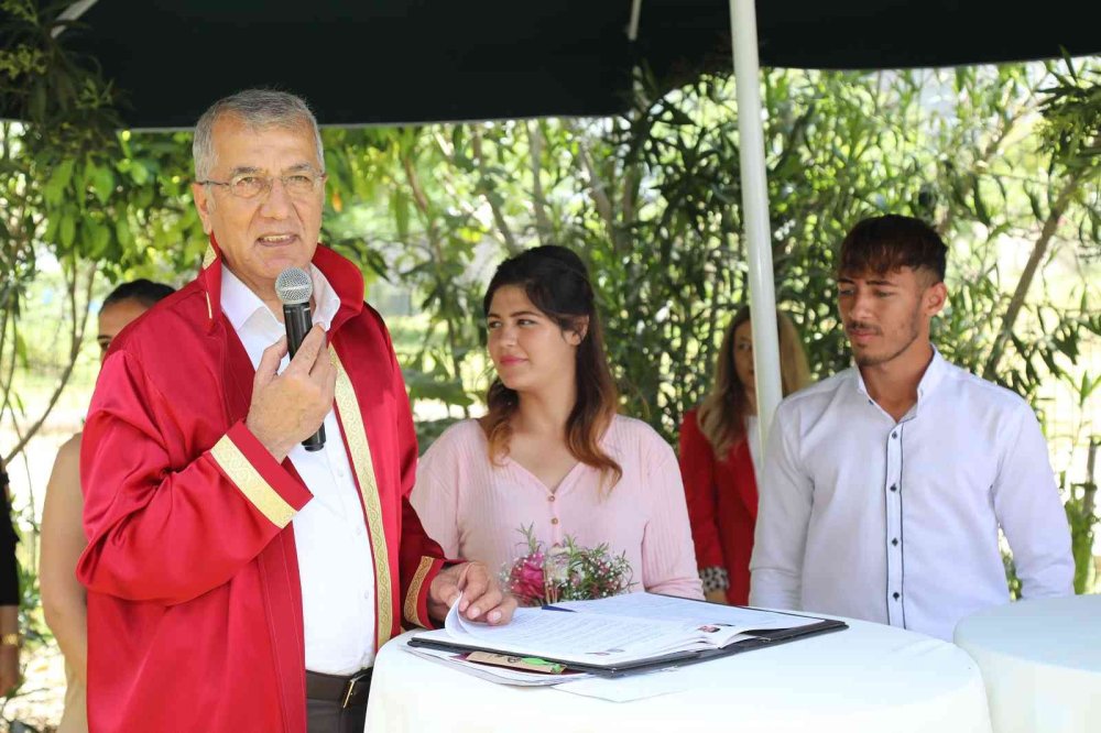 Başkan Tarhan, Toplu Nikah Töreninde 11 Çiftin Nikahını Kıydı